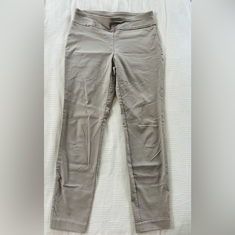 Alfani Women's Cropped Pants in Light Gray